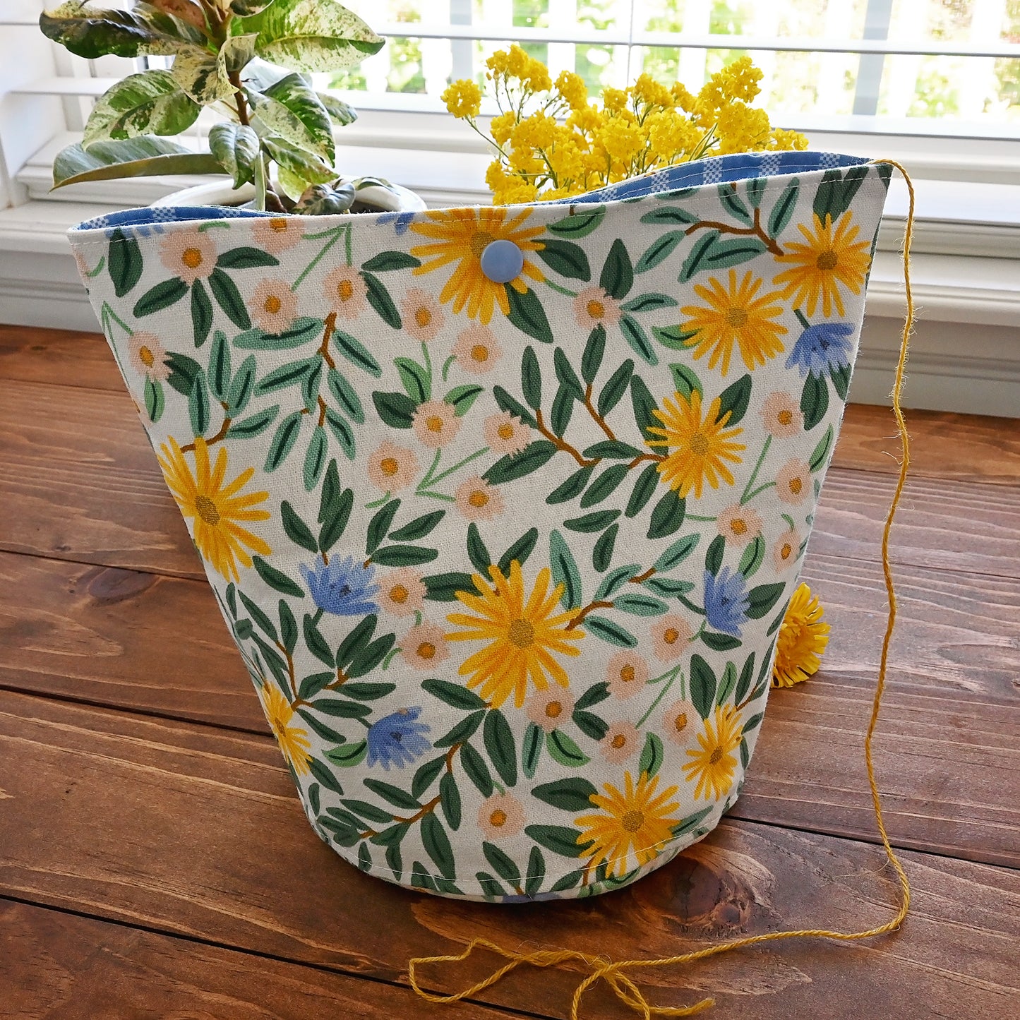 Daisy Fields Yarn Cake Cozy - Large