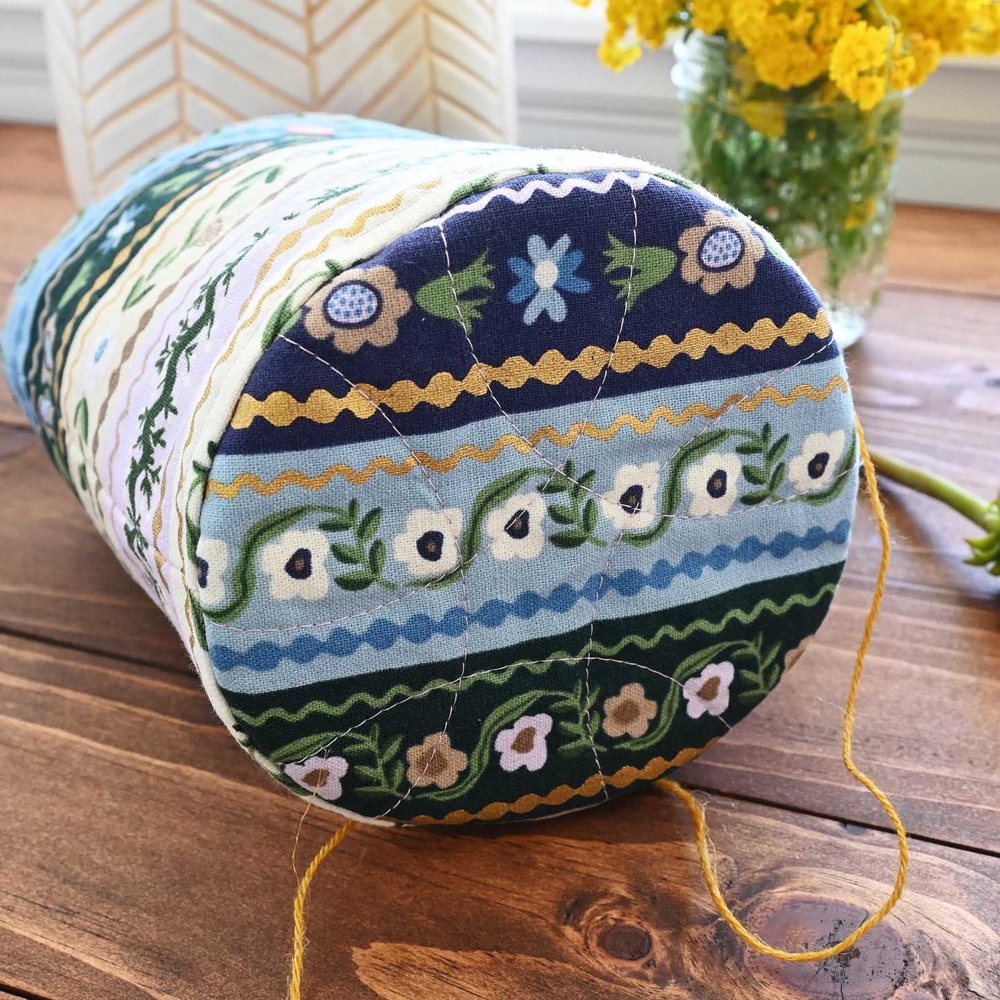 Gemma Yarn Cake Cozy - Medium