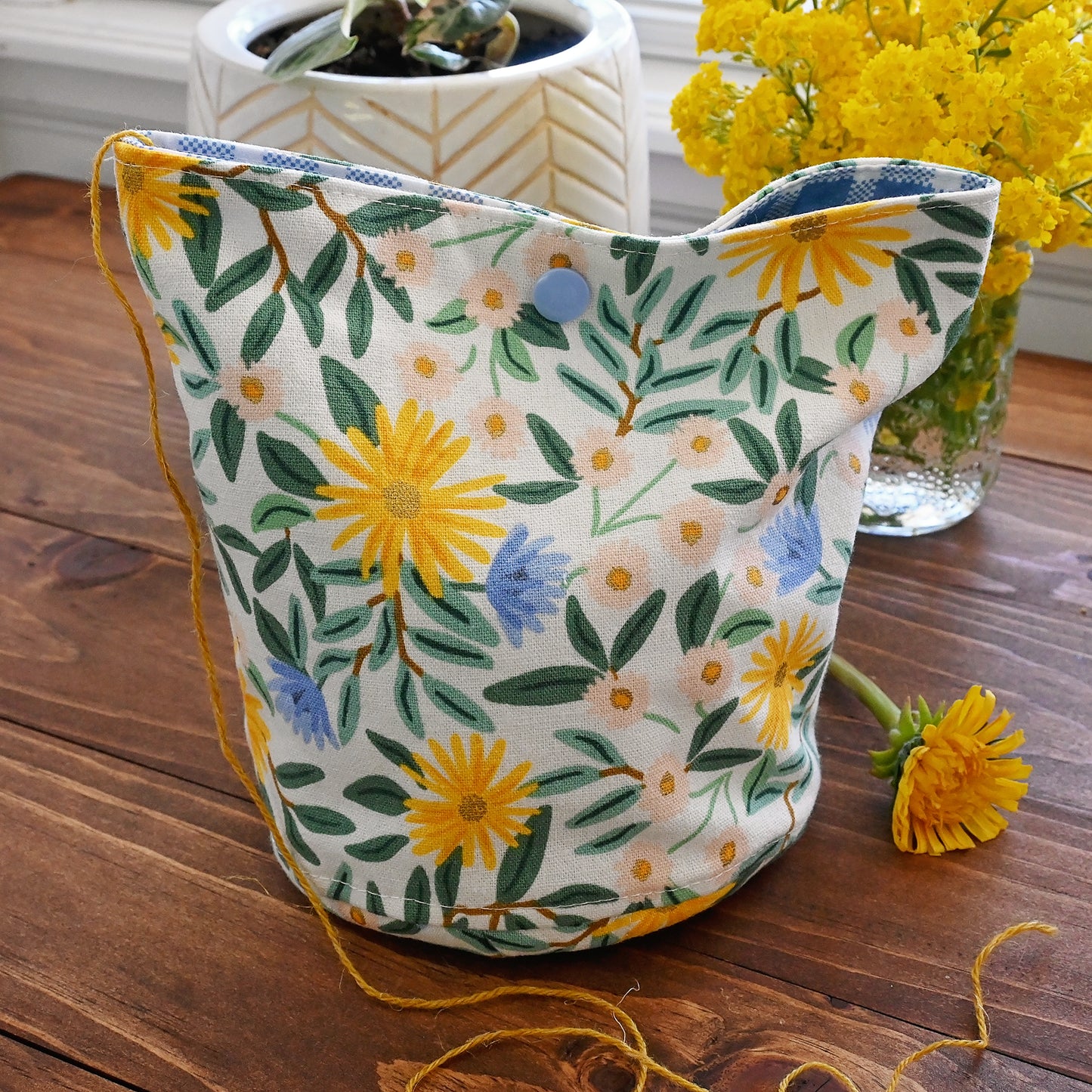 Daisy Fields Yarn Cake Cozy - Medium