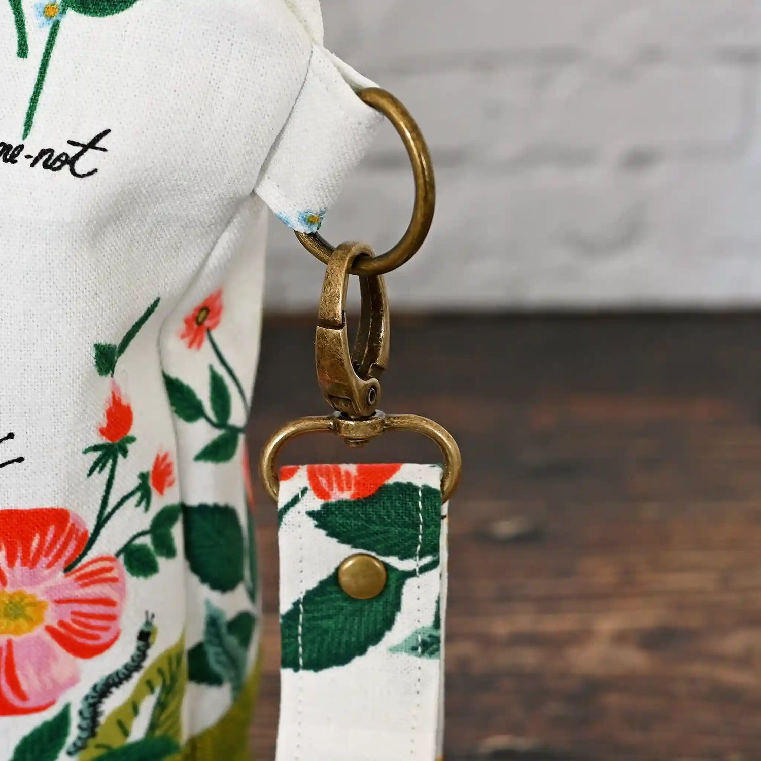 Stunning white canvas floral project bag, paired with a lovely green linen.  This bag has pockets, closes with a zipper and has a lovely removable wrist strap.  Made in Canada by Yellow Petal Handmade.