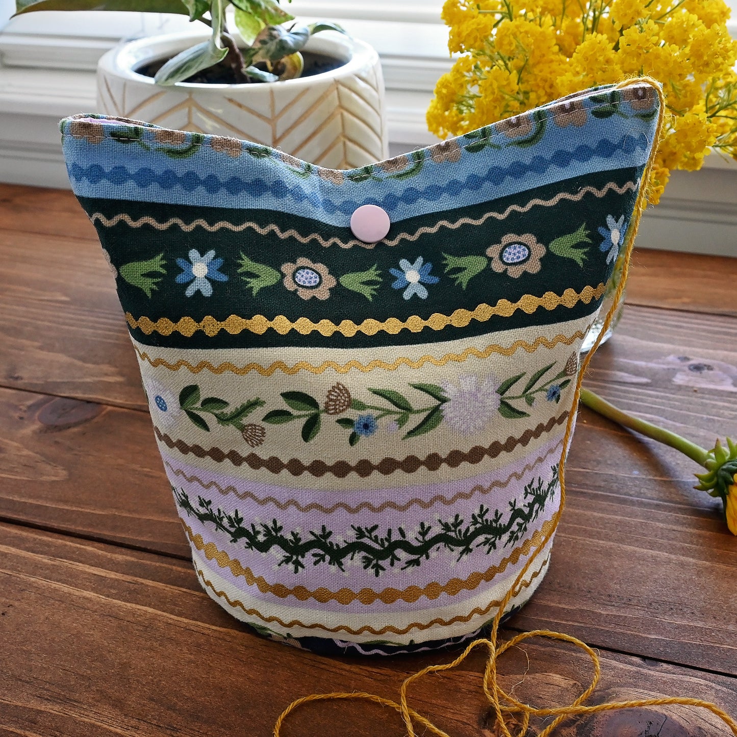 Gemma Yarn Cake Cozy - Medium