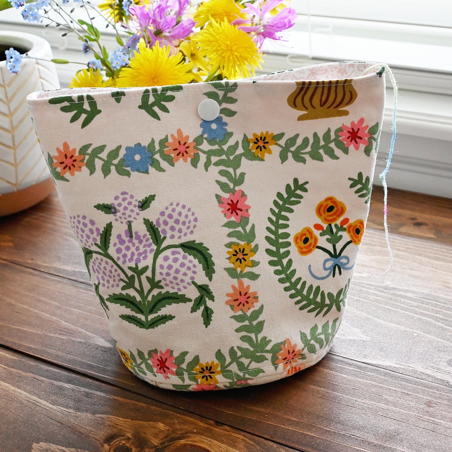 Gracie Yarn Cake Cozy - Medium