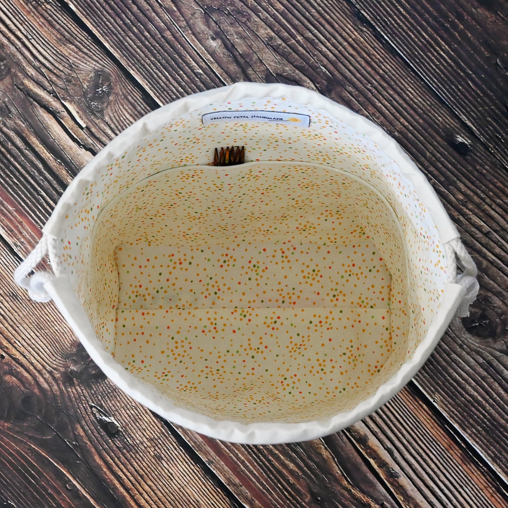 Charming vintage camper inspired drawstring bags with a fun motif of campers and an old station wagon on cream fabric.  Lined in a fun multicoloured dotty fabric.   Made in Canada by Yellow Petal Handmade.