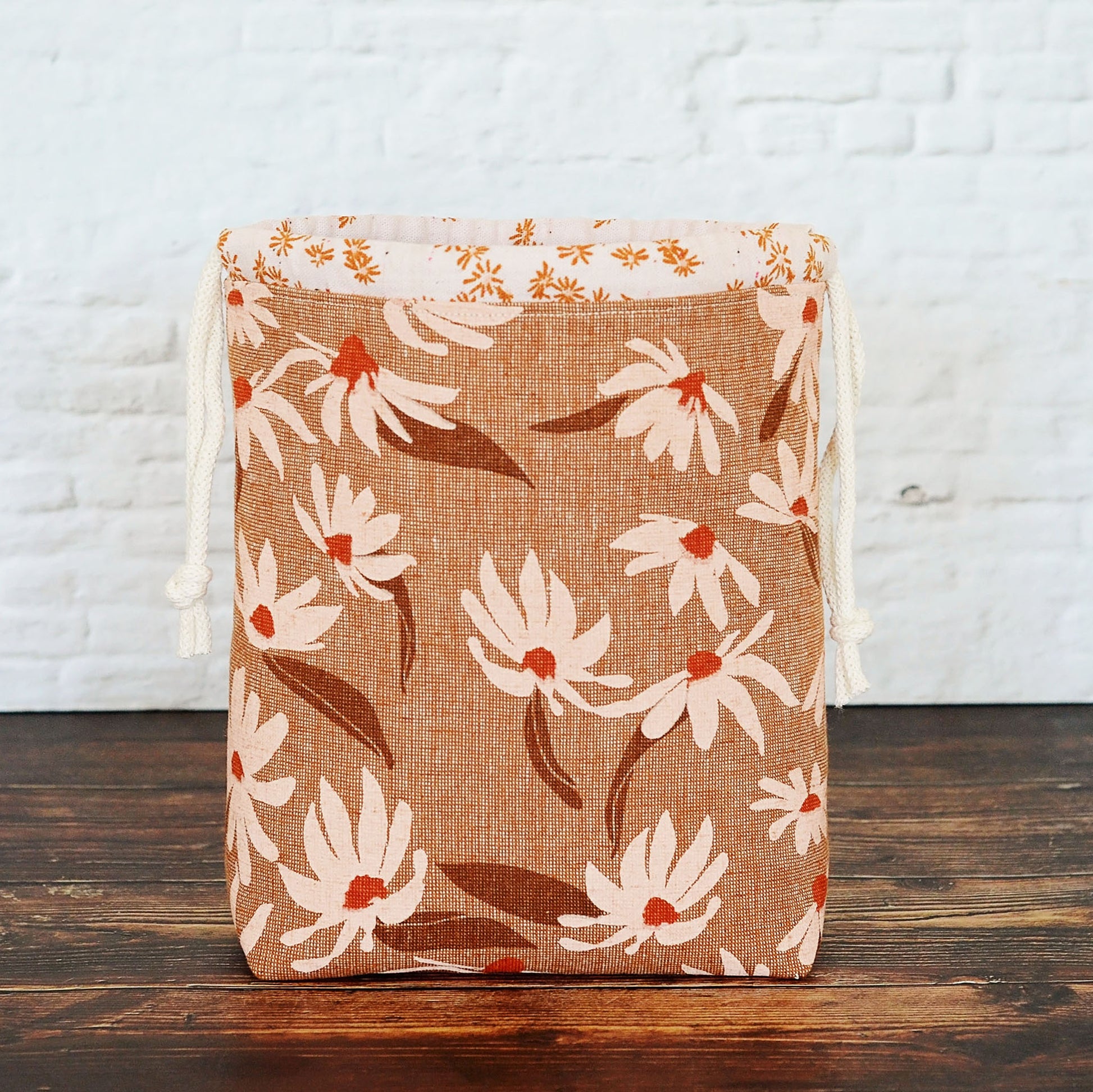 Linen knitting bag with daisies made from Kaufman linen.  Made in Canada by Yellow Petal Handmade.