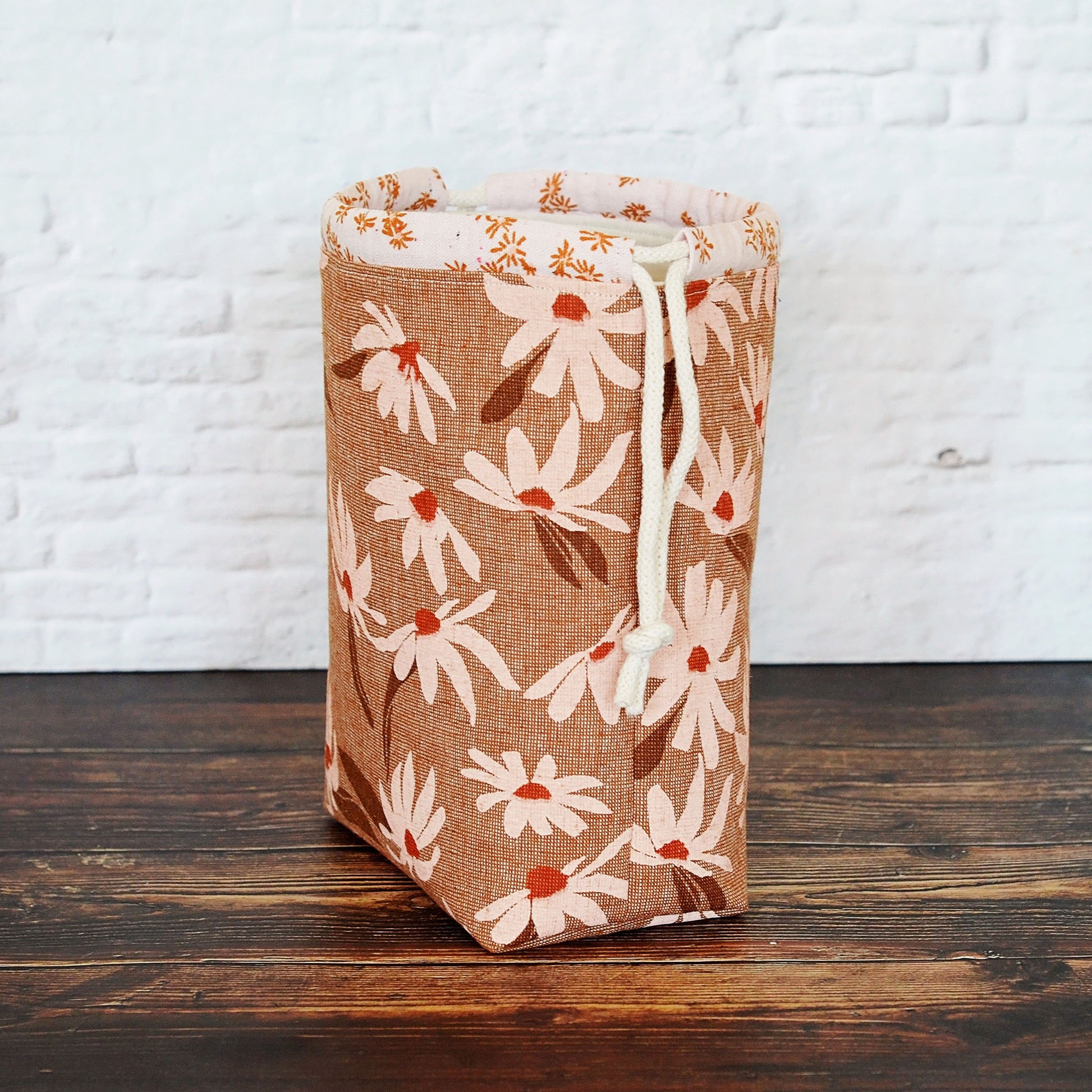 Linen knitting bag with daisies made from Kaufman linen.  Made in Canada by Yellow Petal Handmade.