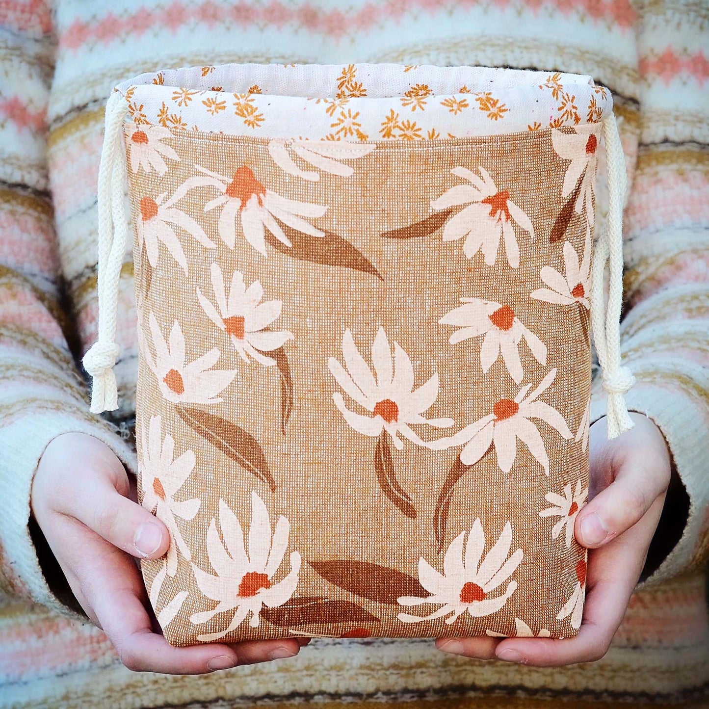 Linen knitting bag with daisies made from Kaufman linen.  Made in Canada by Yellow Petal Handmade.