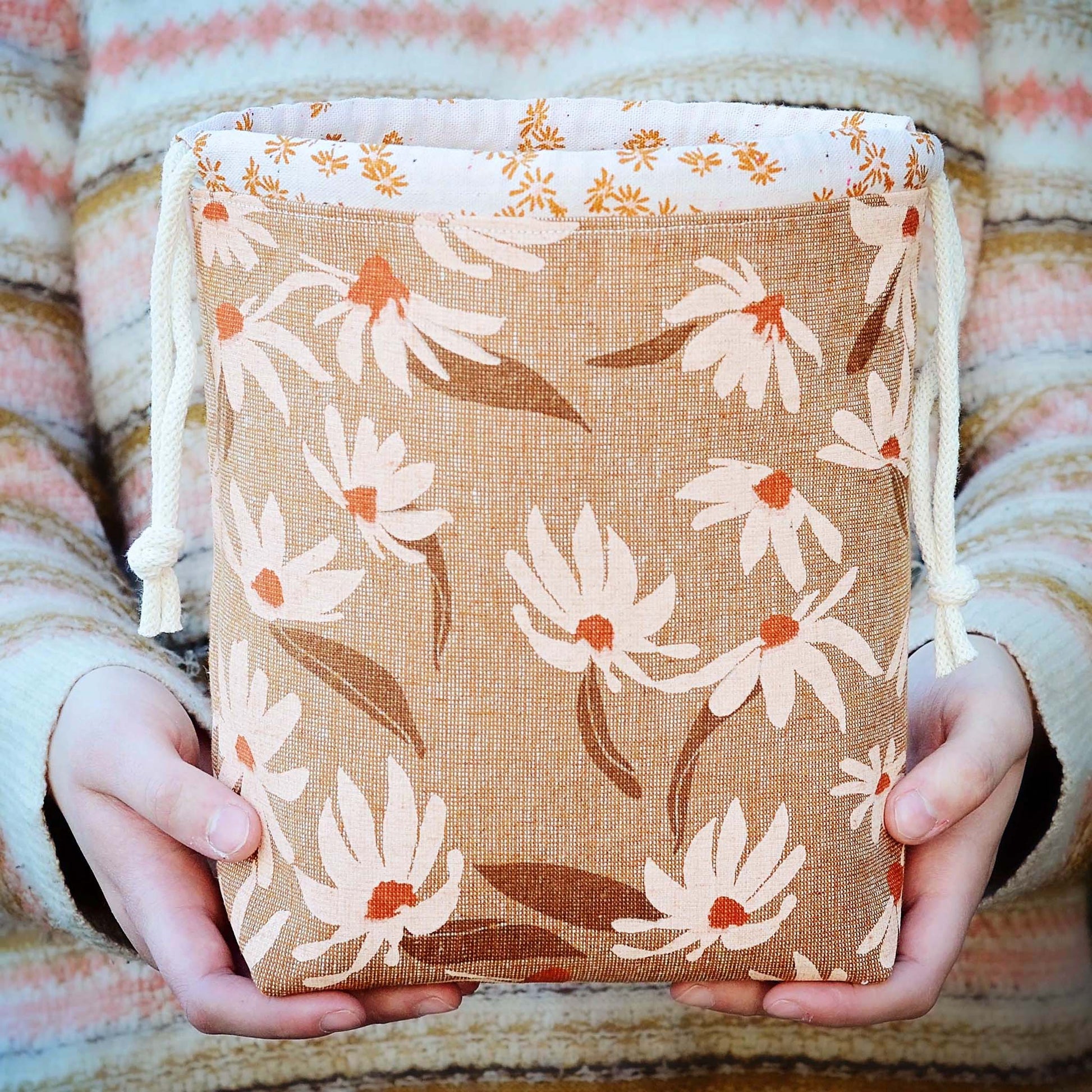 Linen knitting bag with daisies made from Kaufman linen.  Made in Canada by Yellow Petal Handmade.